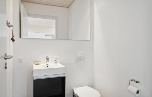 Ένα μπάνιο στο Nice Home In Øster Assels With Wifi