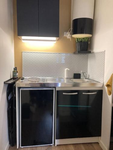 une cuisine avec un évier et un plan de travail dans l'établissement Studio à La Rochelle, à La Rochelle