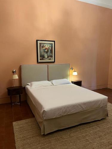 una camera da letto con un grande letto con due comodini di Terre di siena a Firenze