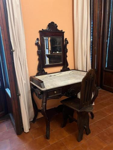 een kaptafel met een spiegel en een stoel bij Terre di siena in Florence