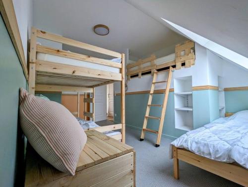 een slaapkamer met 2 stapelbedden en een ladder bij Duplex au calme avec vue sur les dunes et la mer in Ambleteuse