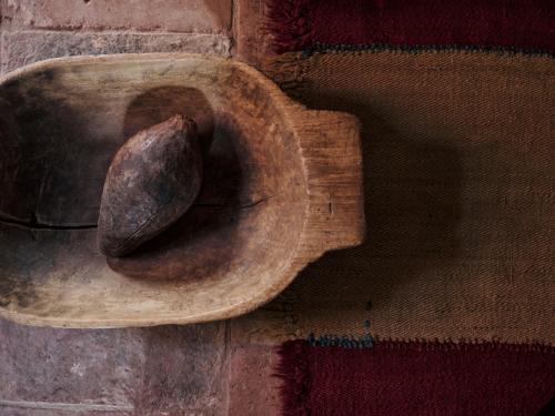 a wooden bowl with a leaf in it on a wall at La Malvina ~5* centro storico~ Giardinetto privato in Santarcangelo di Romagna