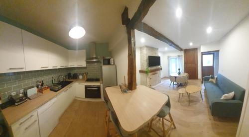 eine Küche und ein Wohnzimmer mit einem Tisch in der Unterkunft Maison de rue: Auch in Auch