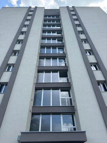un condominio alto con molte finestre di CASTLE HILL apt in Old Town of Bratislava with free parking a Bratislava