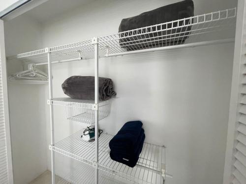 a white room with two bunk beds in it at Hermoso y comodo apartamento con Aire acondicionado y parqueo privado en unidad residencial - Jamundi in Jamundí
