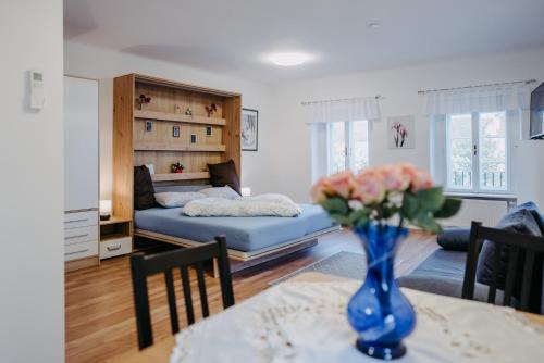 ein Wohnzimmer mit einer Blumenvase auf dem Tisch in der Unterkunft Schloss-Appartements in Eisenstadt