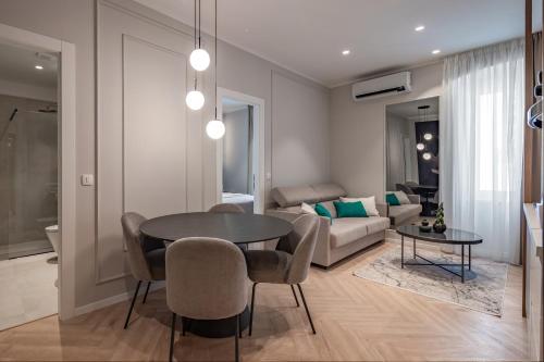 sala de estar con mesa y sofá en Upper Premium Apartments en Rijeka