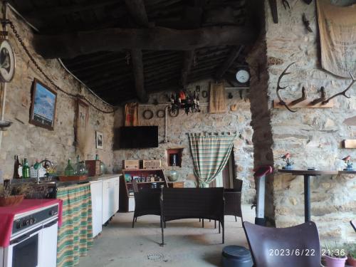 a kitchen with a table and chairs in a room at El Zoela in Ferreras de Arriba