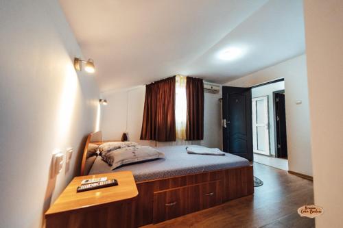 - une chambre avec un lit, une table et une fenêtre dans l'établissement Casa Badea, à Murighiol