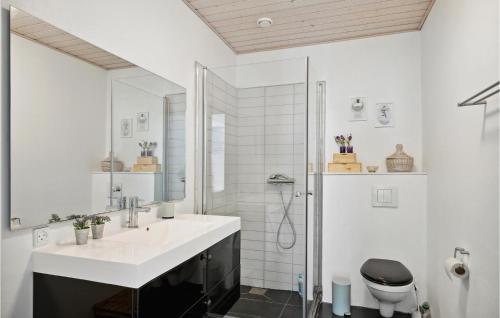 Koupelna v ubytování Nice Home In ster Assels With Wifi