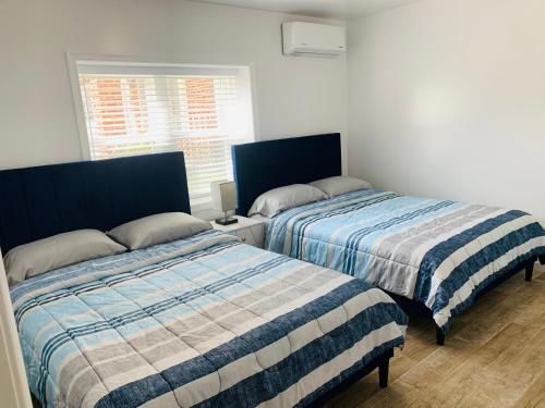 dwa łóżka siedzące obok siebie w sypialni w obiekcie Blue Diamond Apt 26th St Unit 2 w mieście Ocean City