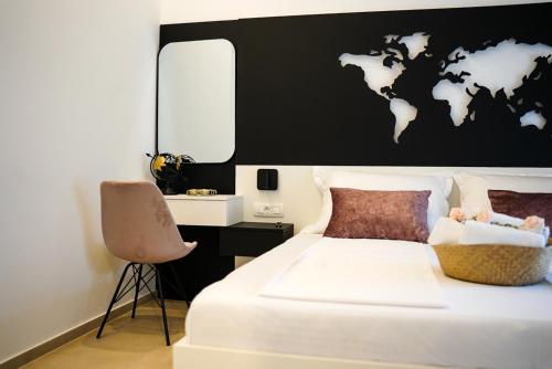 Villa Istra Relax Diamond في Rebići: غرفة نوم مع خريطة العالم الأسود والأبيض على الحائط