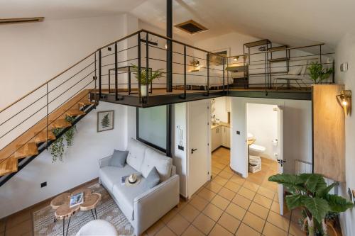 sala de estar con escalera y sofá en Casa el Aguardentero en Alcalá la Real
