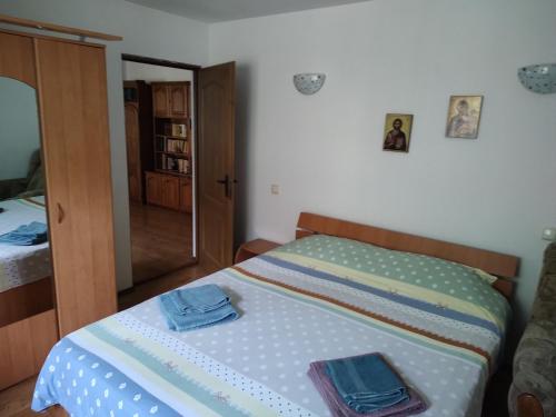una camera da letto con un letto e due asciugamani di Vicky House a Făgăraş