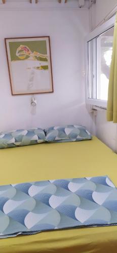 uma cama num quarto com uma janela em Kucica Claus em Ulcinj