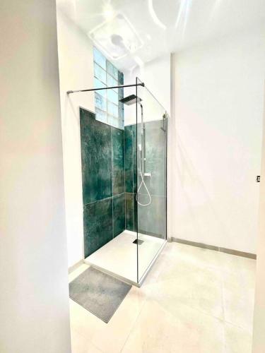 une cabine de douche en verre dans une chambre avec fenêtre dans l'établissement Le Malezi village des Pennes Mirabeau, aux Pennes-Mirabeau