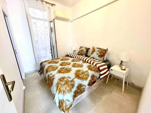 レ・ペンヌ・ミラボーにあるLe Malezi village des Pennes Mirabeauのベッドと窓のある寝室