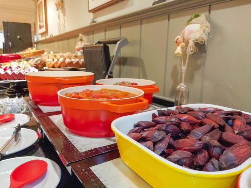 a buffet with bowls of food on a table at Mercure Curitiba Batel in Curitiba