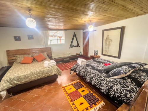 a bedroom with two beds in a room at Campground Hostal La Bonanza Chez Kika in Piendamó