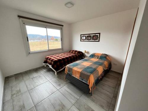 1 dormitorio con 2 camas y ventana en Super Casa en Los Molinos PREVIAJE in 