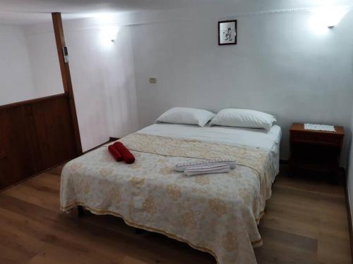 ein Schlafzimmer mit einem Bett mit zwei Handtüchern darauf in der Unterkunft Locazione turistica messapi in Manduria