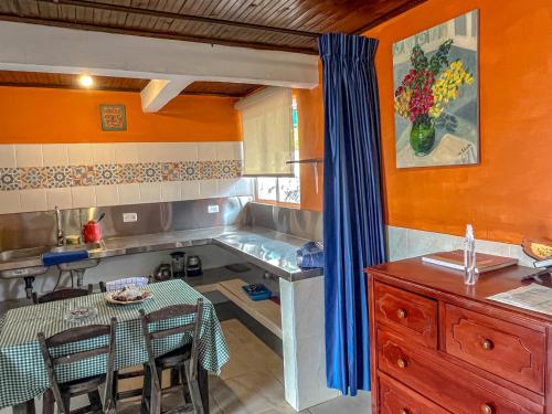 a kitchen with a table and a kitchen with a tub at Campground Hostal La Bonanza Chez Kika in Piendamó