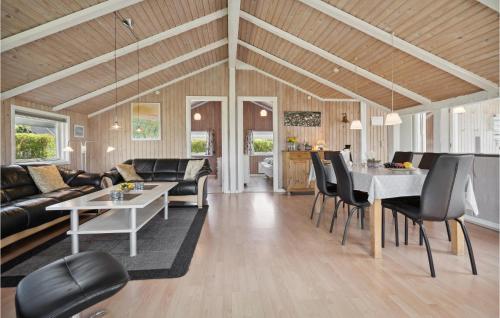 een woonkamer met een bank en een tafel bij Stunning Home In Sydals With Wifi in Skovby
