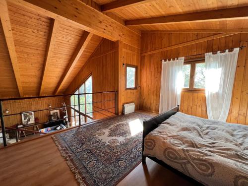 1 dormitorio con 1 cama en una habitación con paredes de madera en Landscape Casa de Madera en Tarragona
