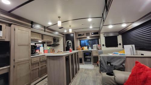 Kuchyň nebo kuchyňský kout v ubytování River RV, Romance Glamping Pup Paradise Riverside