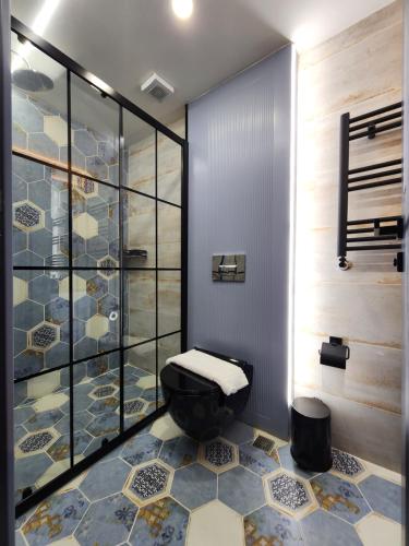 ein Bad mit einem WC und einer Glasdusche in der Unterkunft Blue ski 14 in Istanbul
