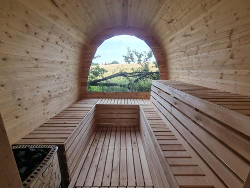 an empty sauna with an arched window at Designwohnung auf Gutshof mit Sauna zw. L/DD in Mügeln