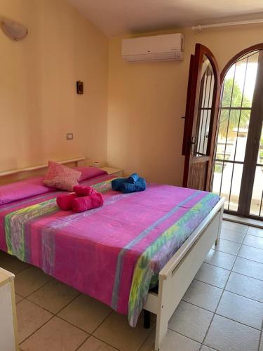a bedroom with a bed with two pillows on it at Villetta 150mt dalla Spiaggia Flumini di Quartu in Flumini di Quartu