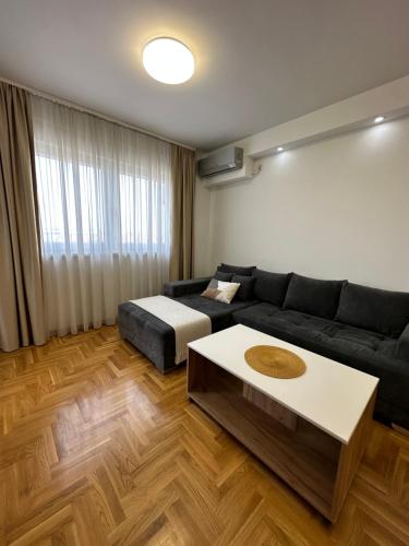 ein Wohnzimmer mit einem Sofa und einem Couchtisch in der Unterkunft Apartman 24 in Ledine