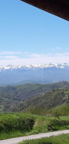 uma vista para as montanhas cobertas de neve a partir de uma janela em CASCINA BINELLO em Murazzano