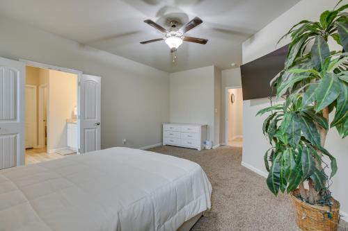 Un dormitorio con una cama y un ventilador de techo. en Baton Rouge Vacation Rental 5 Mi to LSU!, en Baton Rouge