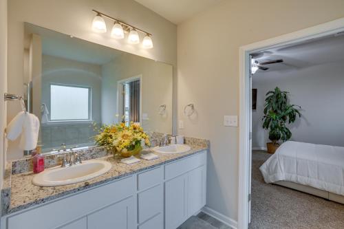łazienka z 2 umywalkami i dużym lustrem w obiekcie Baton Rouge Vacation Rental 5 Mi to LSU! w mieście Baton Rouge