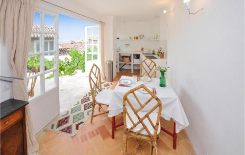 une salle à manger avec une table et des chaises et une fenêtre dans l'établissement Cozy Apartment In Roquebrune-Cap-Martin, à Roquebrune-Cap-Martin