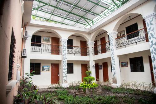 a green statue in the middle of a building at Hotel Villa Serena Escalon in San Salvador