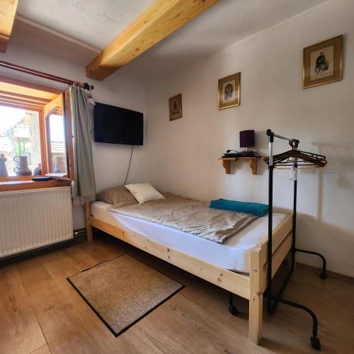 1 dormitorio con 1 cama en una habitación con ventana en Fácán-Lak, en Nógrád