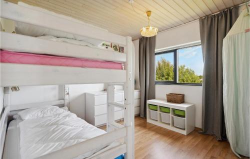 um quarto com 2 beliches e uma janela em Nice Home In ster Assels With Wifi em Øster Assels