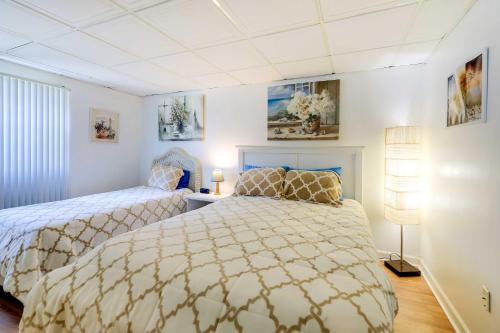 1 dormitorio con 2 camas y 2 lámparas en 1 Ocean Fun Emerald Isle Apt, Steps to Beaches!, en Emerald Isle