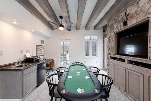 ein Esszimmer mit einem Pokertisch in einem Zimmer in der Unterkunft Jackson River Estate Main House Pool, Riverfront, sleeps 15 in Covington