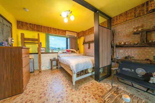 1 dormitorio con 1 cama y chimenea en 兔窩很Chill, en Yilan City