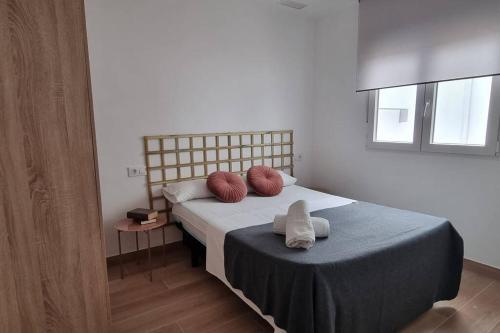 Un dormitorio con una cama con almohadas rojas. en Sensacional gran casa, en Los Mártires