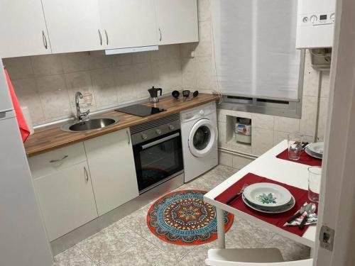 a kitchen with a sink and a washing machine at AR2 Luminoso piso de 3 habs con balcón y WIFI in Madrid
