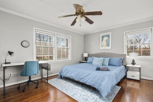 een slaapkamer met een bed en een plafondventilator bij Cozy & Relaxing Home, Hot Tub, Fire Pit, Deck in Greensboro