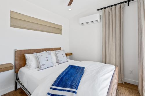 a bedroom with a white bed with a blue blanket on it at The Grand Canyon Headquarters in Valle