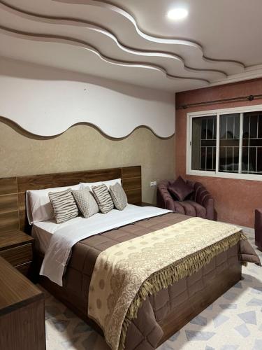 een slaapkamer met een groot bed in een kamer bij Magnifique villa avec un grand jardin et une cascade in Agadir