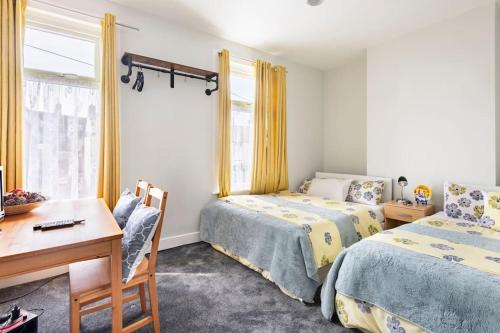 een slaapkamer met 2 bedden en een bureau bij Travellers' Choice in Harwich-Essex in Harwich