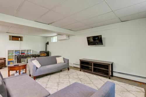 Una televisión o centro de entretenimiento en Pasadena Hideaway with Game Room and Fire Pit!